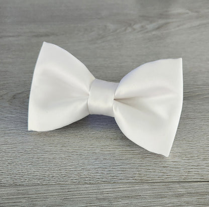 A white dog bow tie for the collar in matte satin fabric.